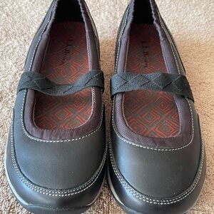 L.L. Bean Black Slip-On Shoes with Elastic Strap Women's Size 8.5